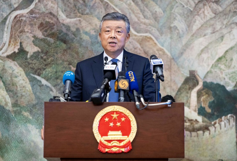 Embaixador da China em Londres diz que país não ficará parado se a situação em Hong Kong se descontrolar