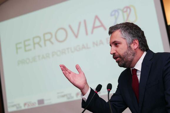 Empresas chinesas interessadas em fornecer material circulante a Portugal, diz Pedro Nuno Santos