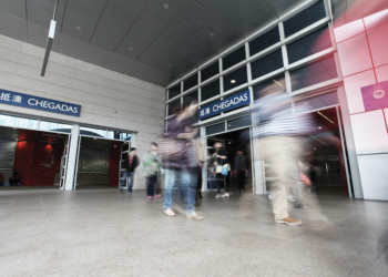 AmCham | Activista e deputados criticam recusas de entradas