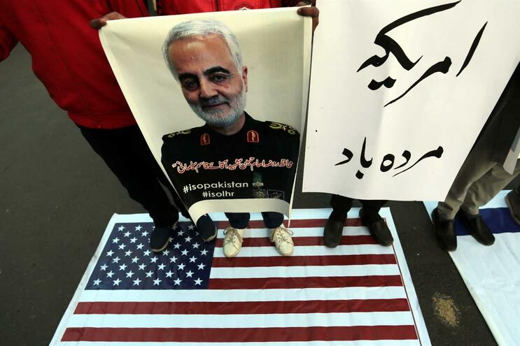 Irão-EUA | As lágrimas no funeral de Qassem Soleimani e a urgente reunião da NATO
