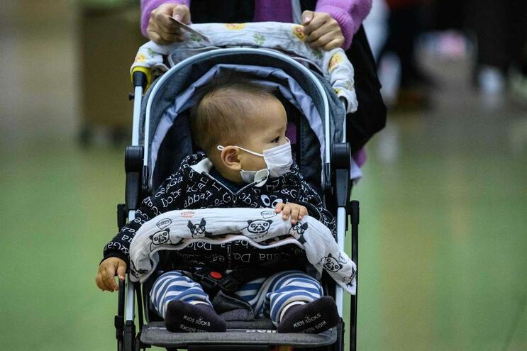 Recém-nascido chinês infectado pelo novo coronavírus