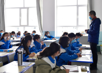 Covid-19 | Estudantes do secundário voltam às aulas em Maio