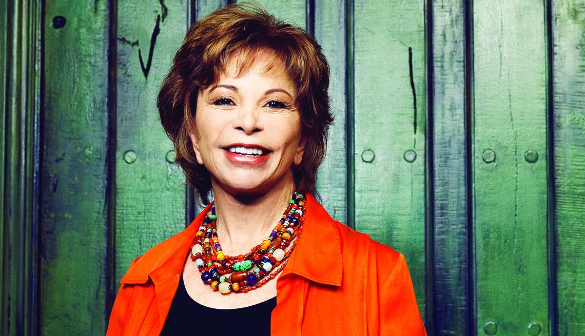 Isabel Allende anuncia novo livro em videoconferência com leitores 
