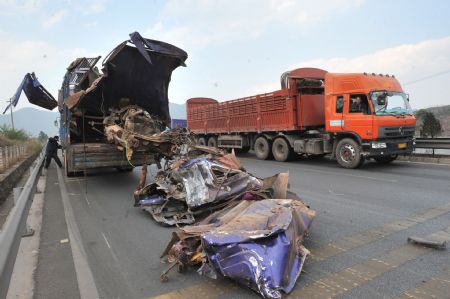 Explosão em camião-cisterna na China provoca 19 mortos e mais de 170 feridos