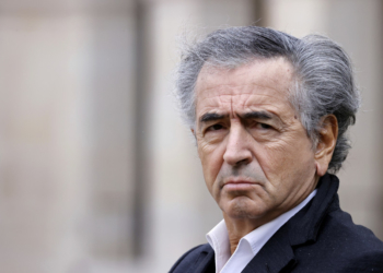 Bernard-Henry Levy, filósofo: “Uma pandemia é uma pandemia. Não é uma guerra e não há mais guerra biológica”