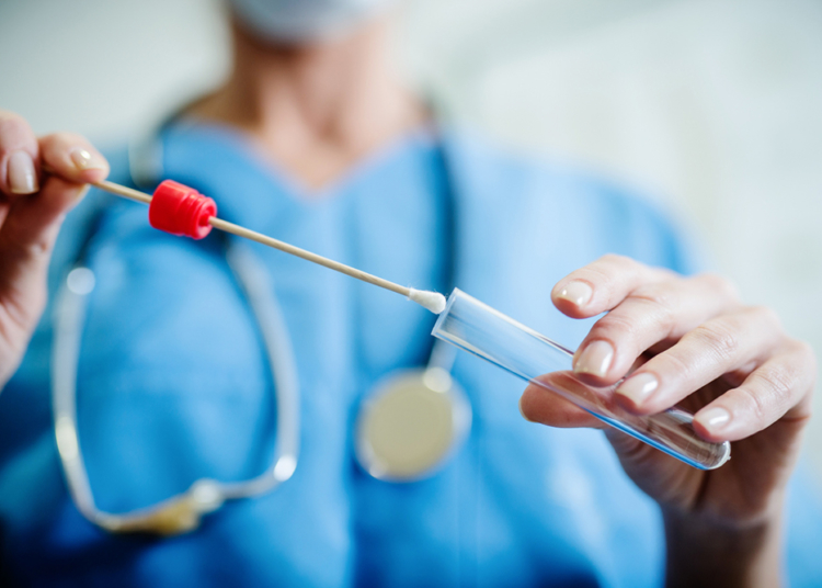 Criança engole extremidade de zaragatoa durante exame à covid-19