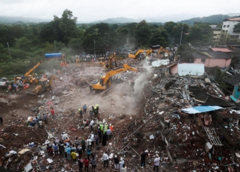 Equipas de resgate encontram criança com vida nos escombros de edifício que ruiu na Índia