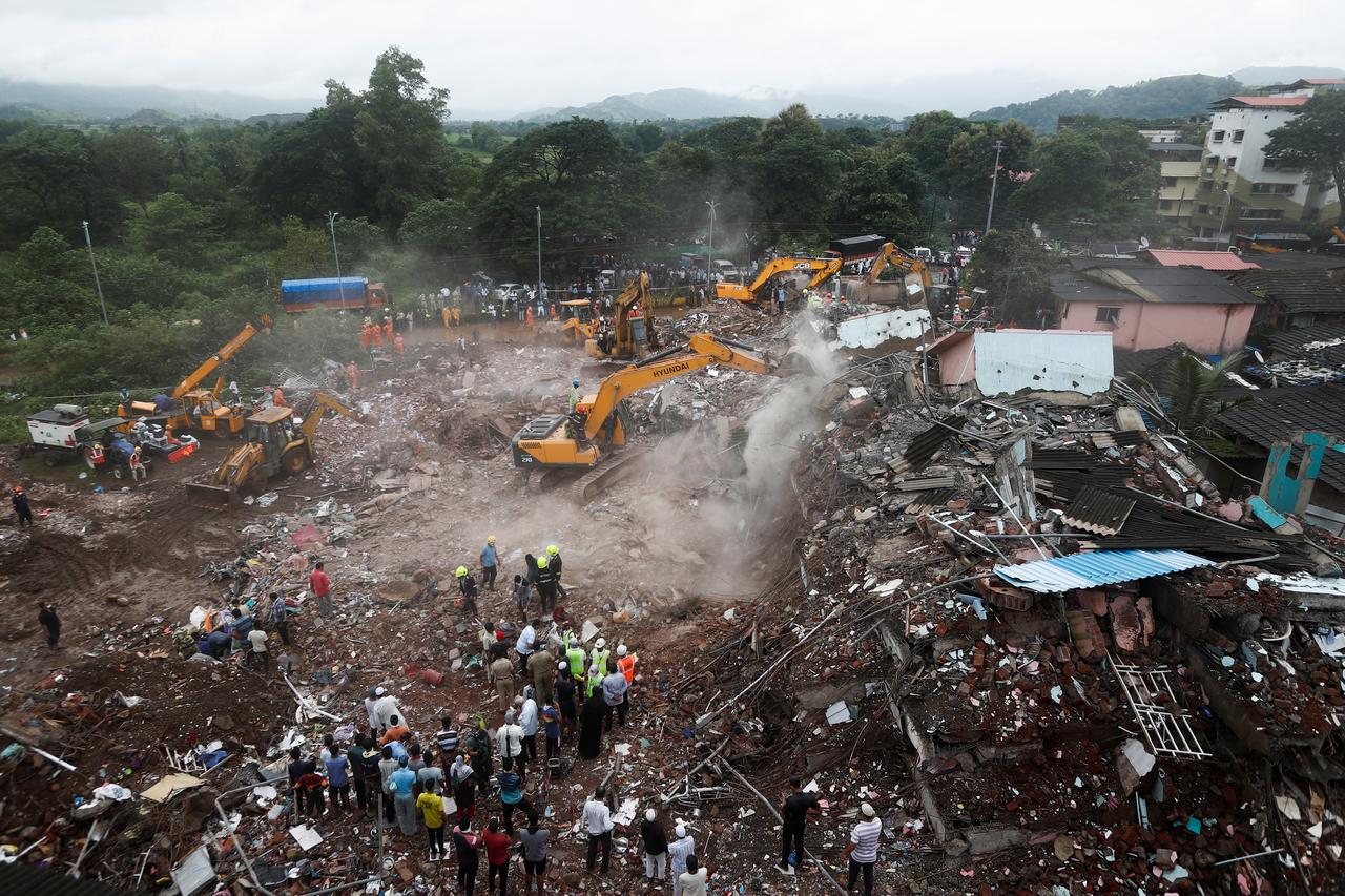 Equipas de resgate encontram criança com vida nos escombros de edifício que ruiu na Índia