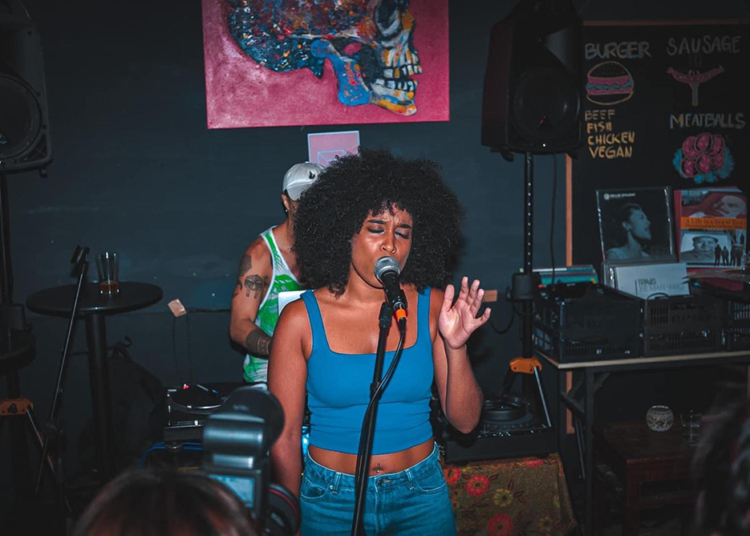 Betchy Barros, cantora e uma das criadoras do evento “Rootz”: “A música em Macau está incrível”