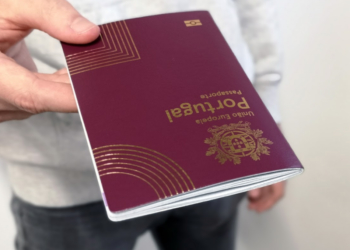 Polícia de Hong Kong aguarda informações de estudante com passaporte português detido na China