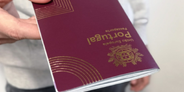 Polícia de Hong Kong aguarda informações de estudante com passaporte português detido na China