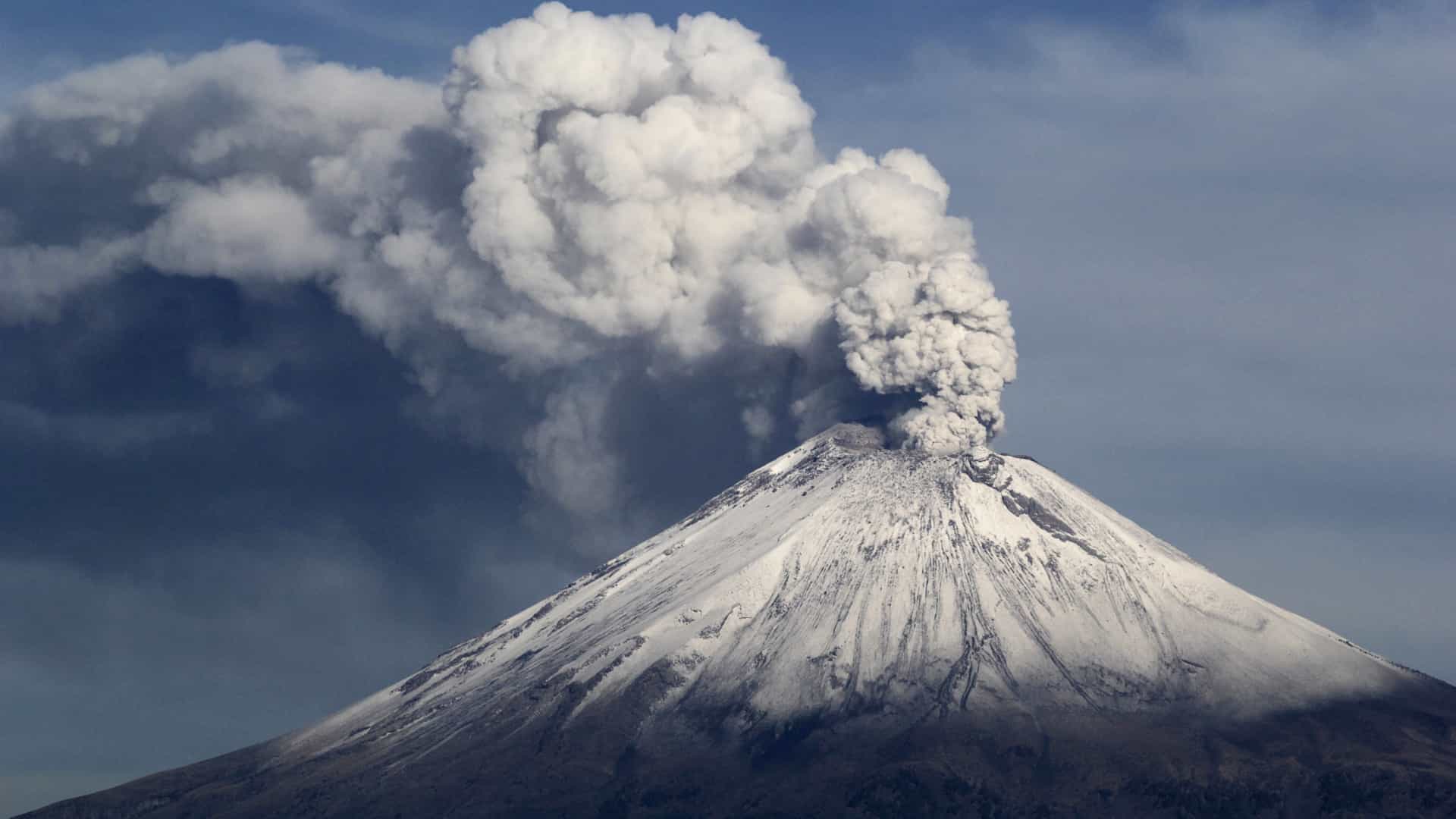Vulcão entra em erupção no Japão. Autoridades elevam nível de alerta