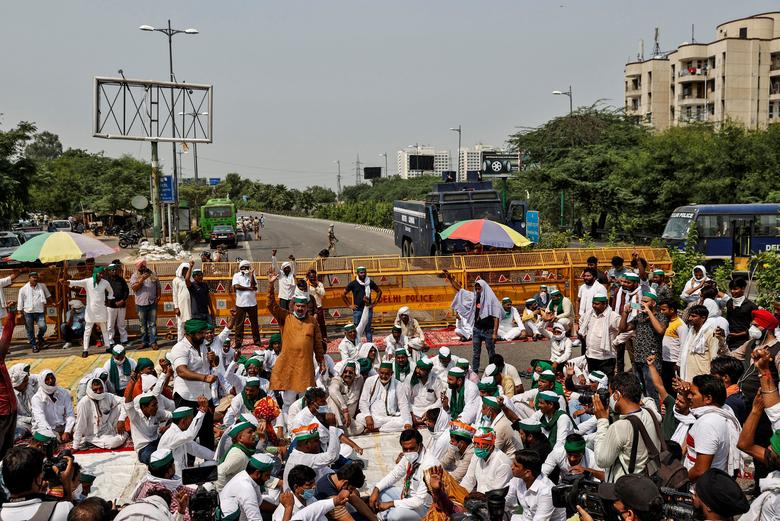 Polícia lança gás lacrimogéneo em marcha de protesto de agricultores na Índia