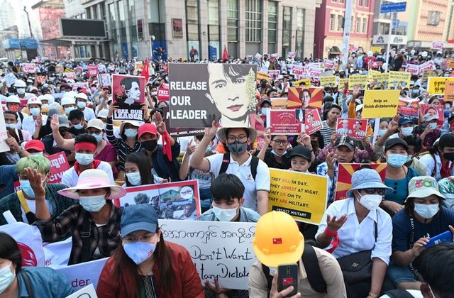 Centenas de milhar protestam em Myanmar após alerta da ONU sobre violência