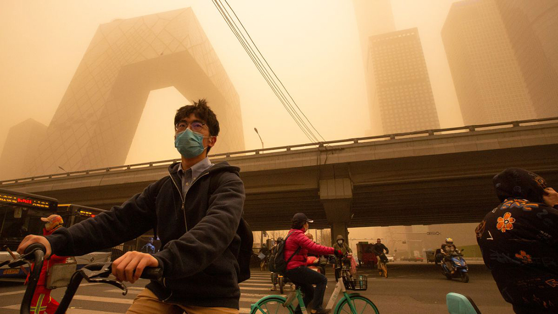 Tempestade de areia envolve Pequim em manto de poluição