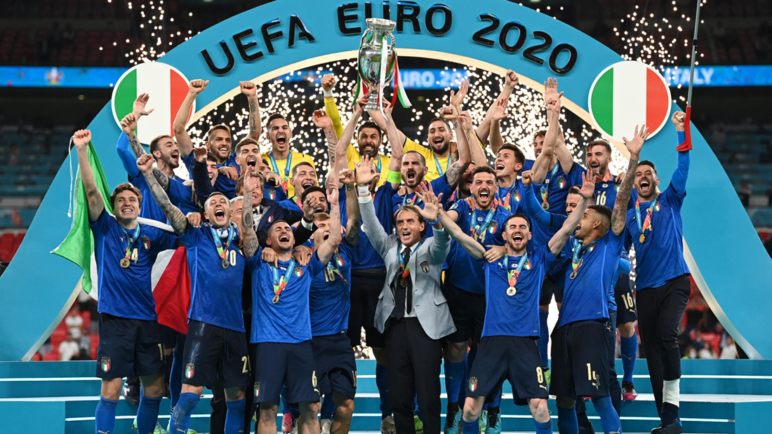 Homem Entusiasmado E Louco Feliz Novo Do Fan De Futebol Que Guarda