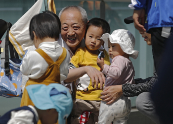 Natalidade | Formalizada política de três filhos por casal em vez de dois