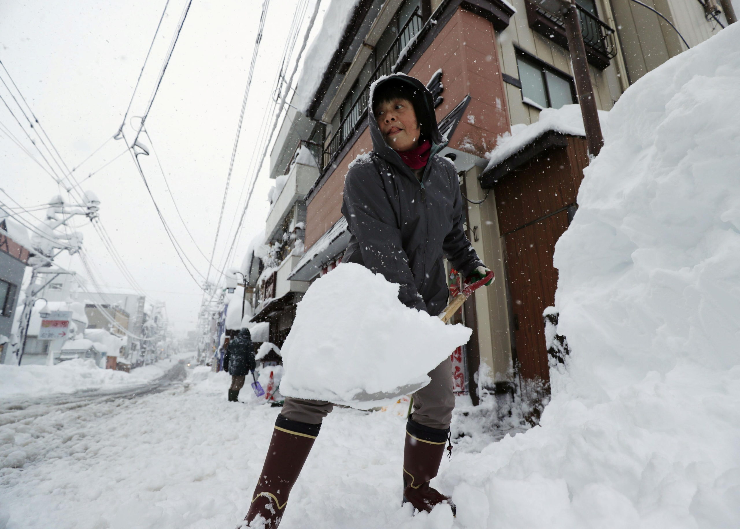 Queda de neve perturba redes de transportes e de energia no Japão