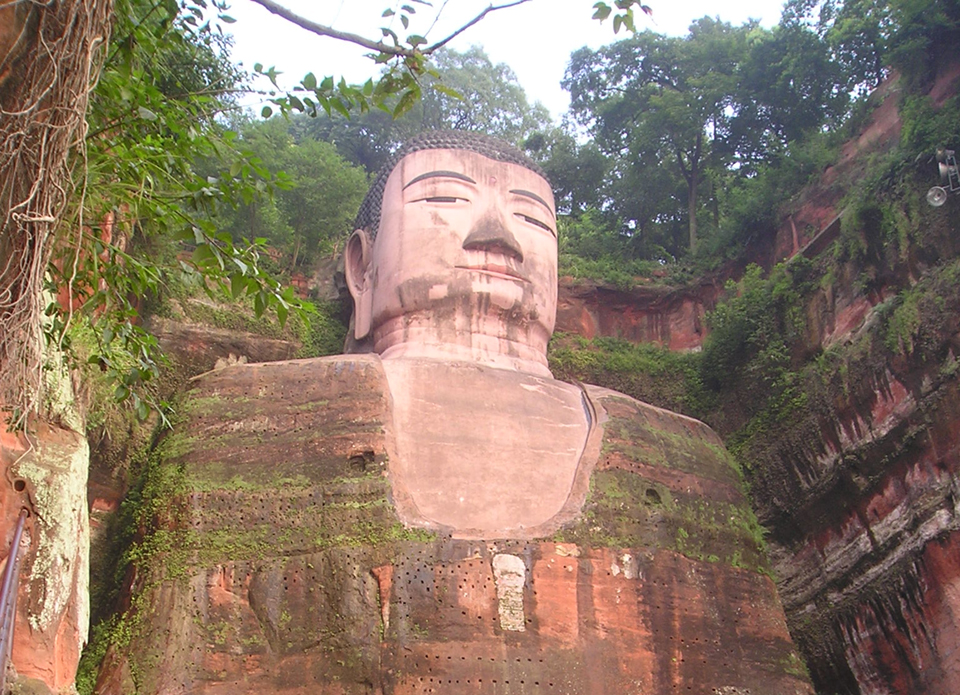 Peritos discutem restauração da maior estátua de Buda de pedra do mundo