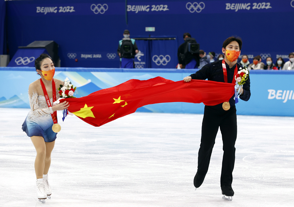 Patinagem | Dupla chinesa campeã olímpica. Valieva falha pódio no individual
