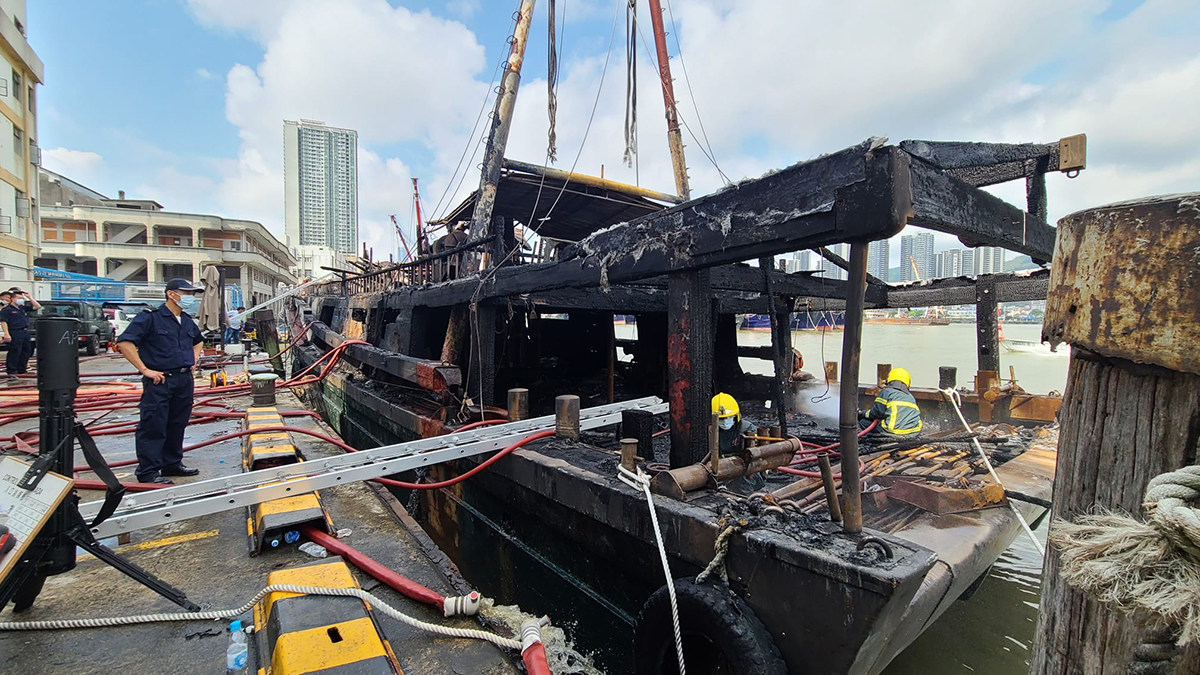Porto Interior | Incêndio controlado após mais de 10 horas destruiu cinco embarcações