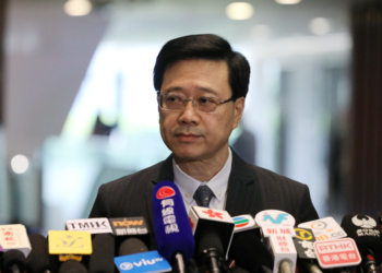 Hong Kong |  John Lee anuncia candidatura ao cargo de Chefe do Executivo