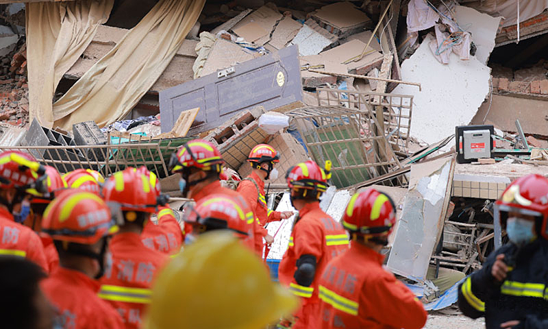 Retirada mulher com vida dos escombros de prédio que desabou na China