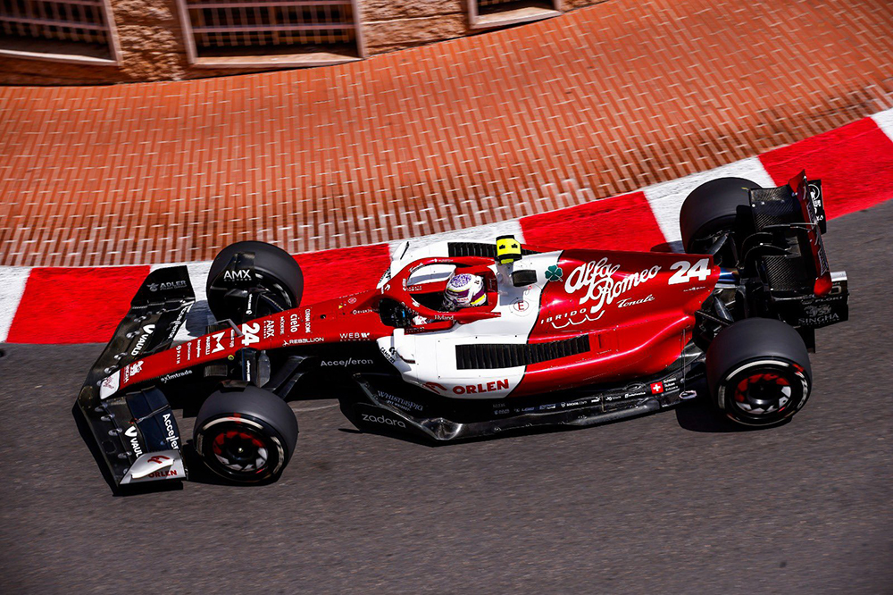 Crie dois carros de formula 1 disputando uma corrida com um por do sol ao  fundo