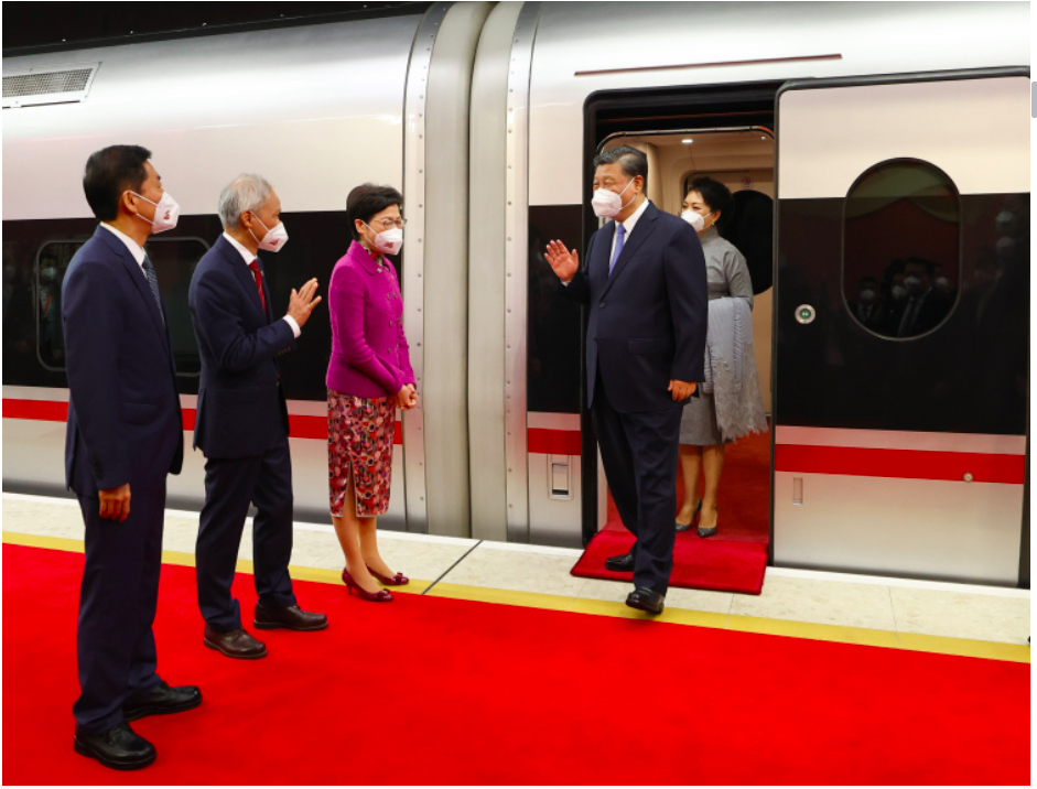 Xi Jinping chega de comboio a Hong Kong e reafirma princípio “um país, dois sistemas”
