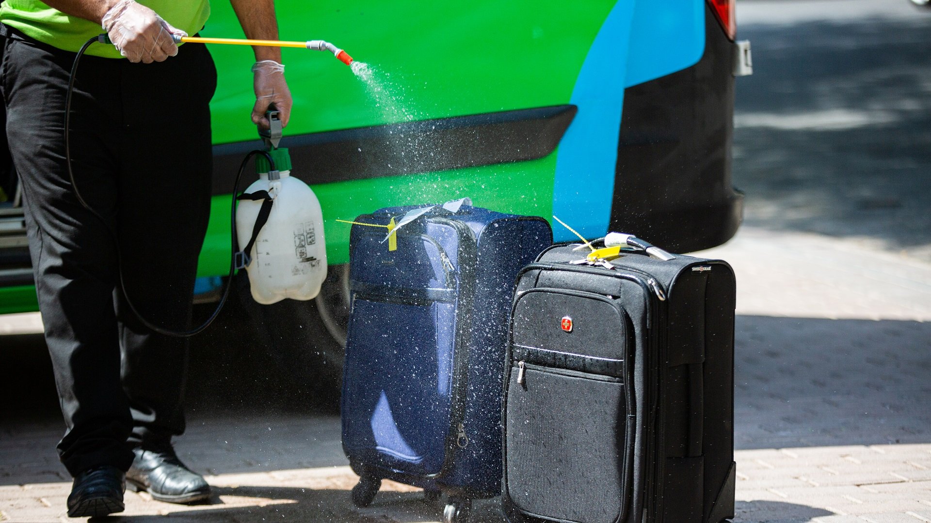 Desinfecção de bagagens no aeroporto danifica bens de residentes