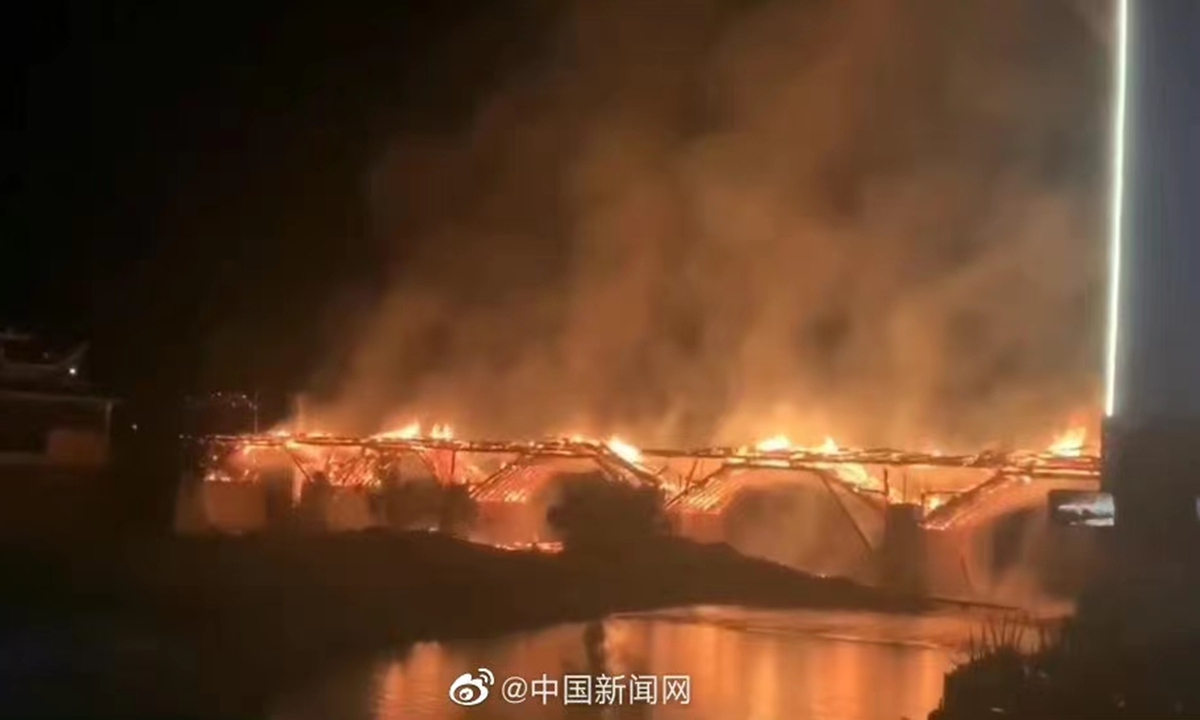 Incêndio destrói ponte de madeira mais antiga da China