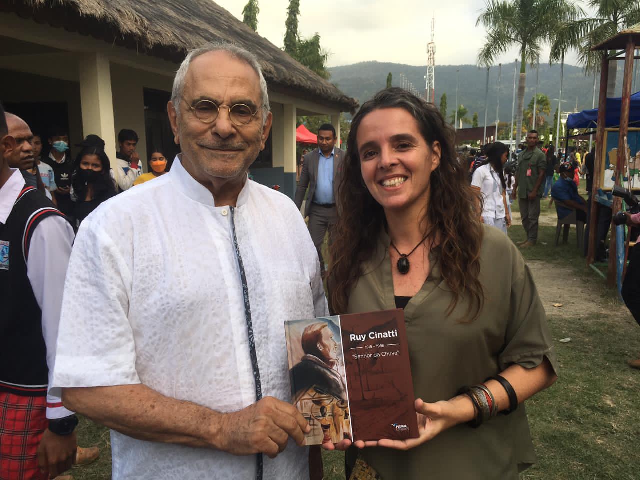 Mara Bernardes de Sá, autora de “Senhor da Chuva” | O poeta que abraçou Timor