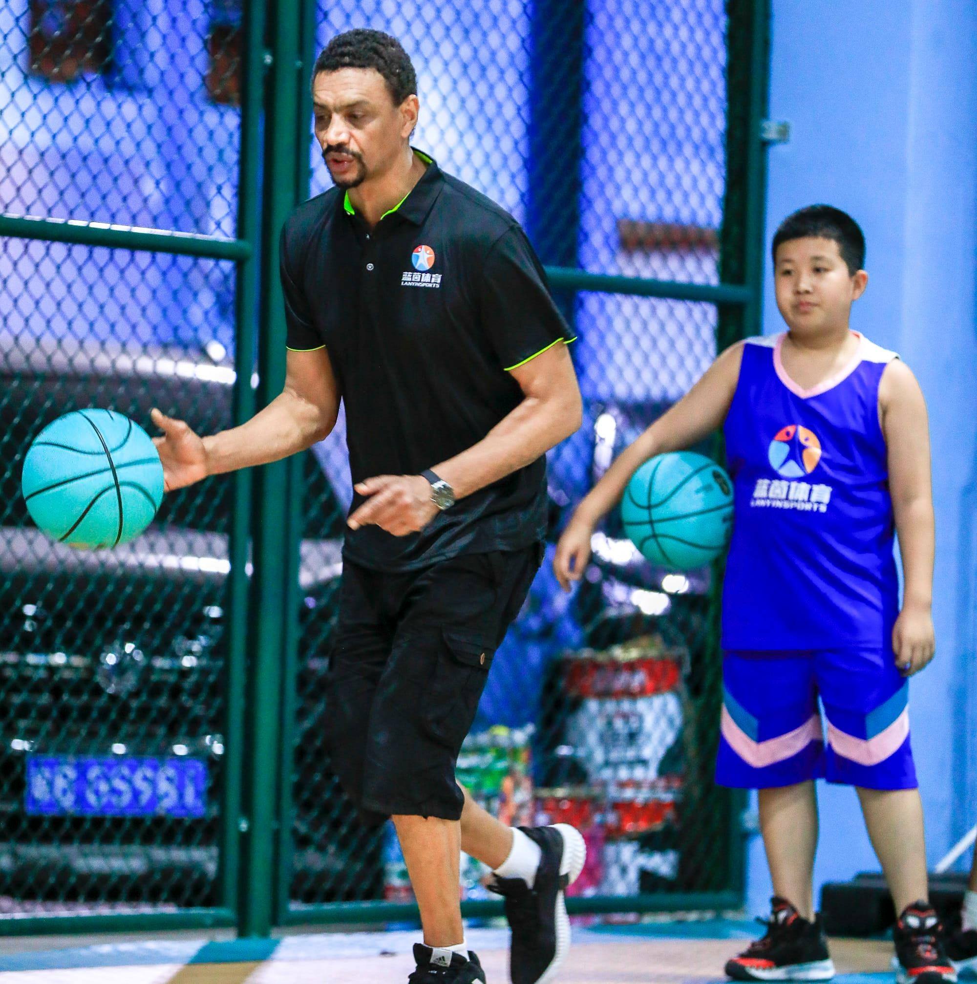 Cabo-verdiano leva basquetebol até à China sem abandonar cenário tropical