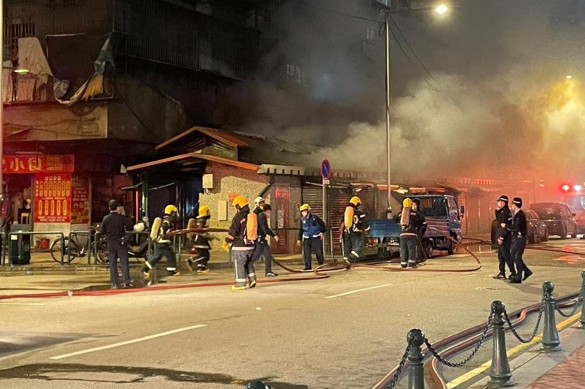 Incêndio | 80 pessoas resgatadas e 19 bancas destruídas pelo fogo