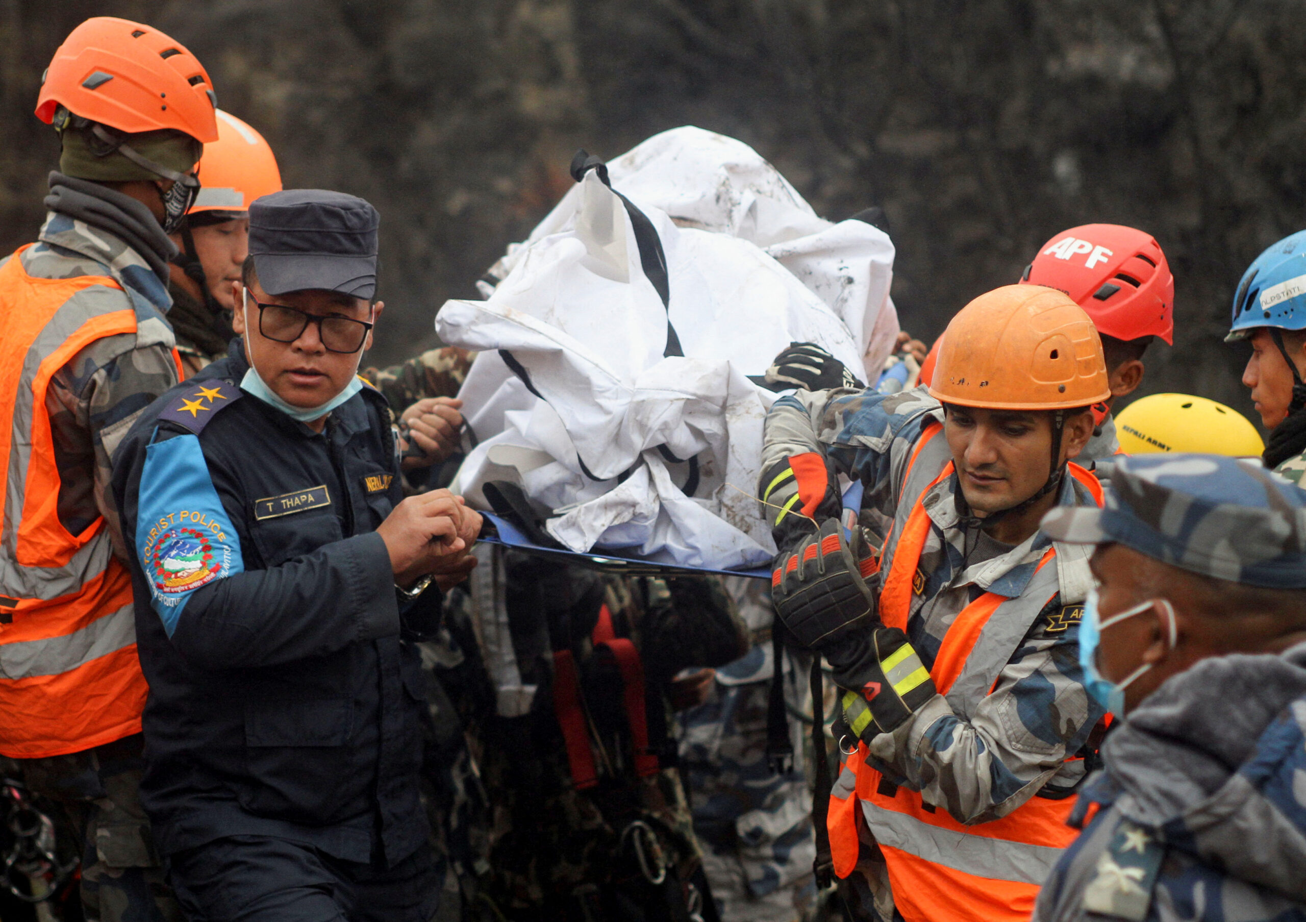 Acidente | Recuperadas caixas negras do avião que caiu no Nepal