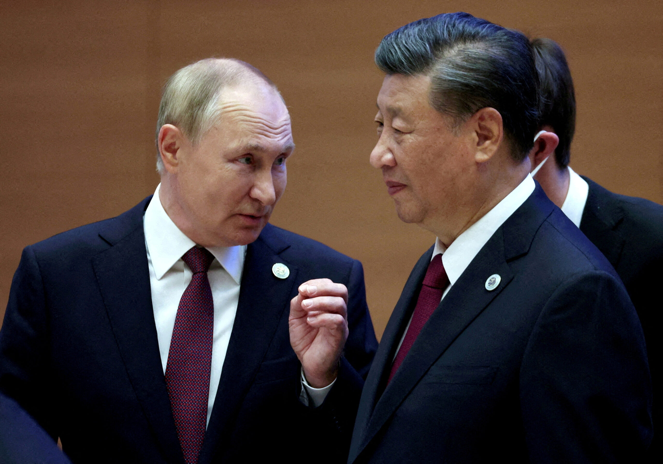 Xi pede a Putin esforços para salvaguardar justiça internacional