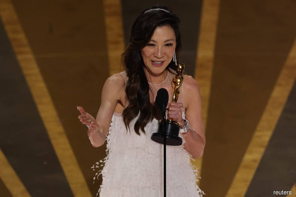 Óscares | Michelle Yeoh faz história ao ganhar estatueta de melhor actriz