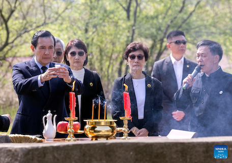 Tradição | Ma Ying-jeou visitou túmulo dos seus antepassados