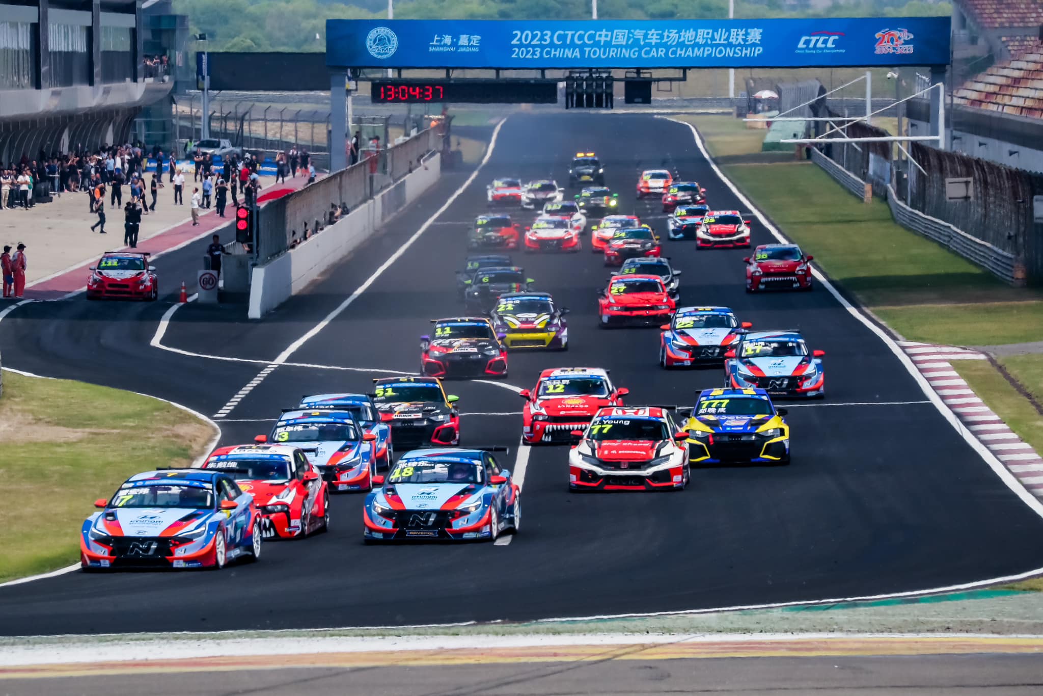 Os melhores pilotos saem por cima numa corrida intensa até ao fim - gran- turismo.com