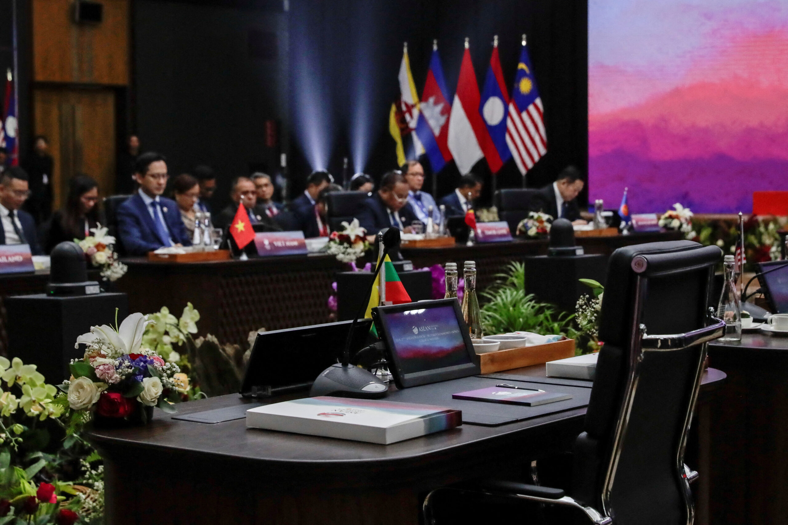 ASEAN | Cimeira centrada no Myanmar e tensões com a China