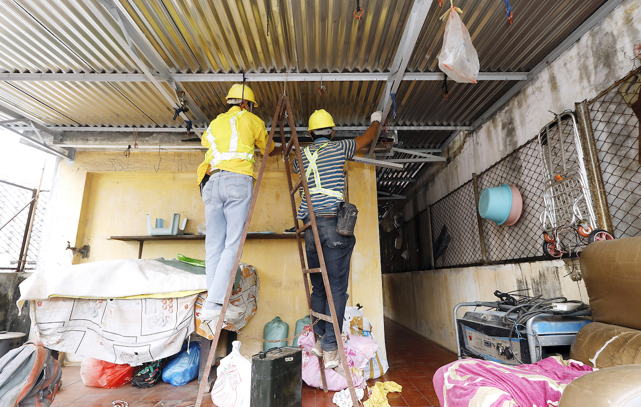 DSSCU | Demolida obra ilegal em terraço na Rua da Barca
