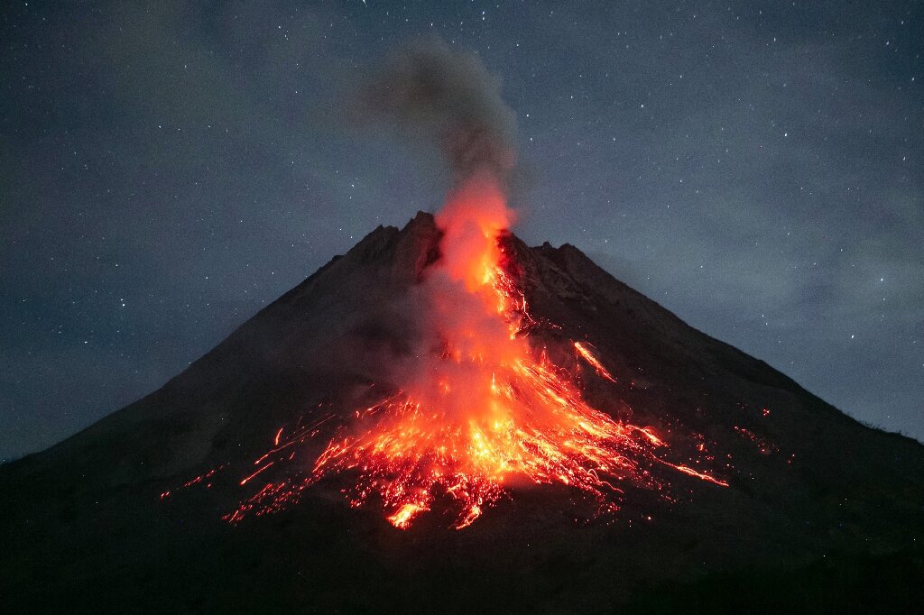 Indonésia | Vulcão Marapi volta a entrar em erupção