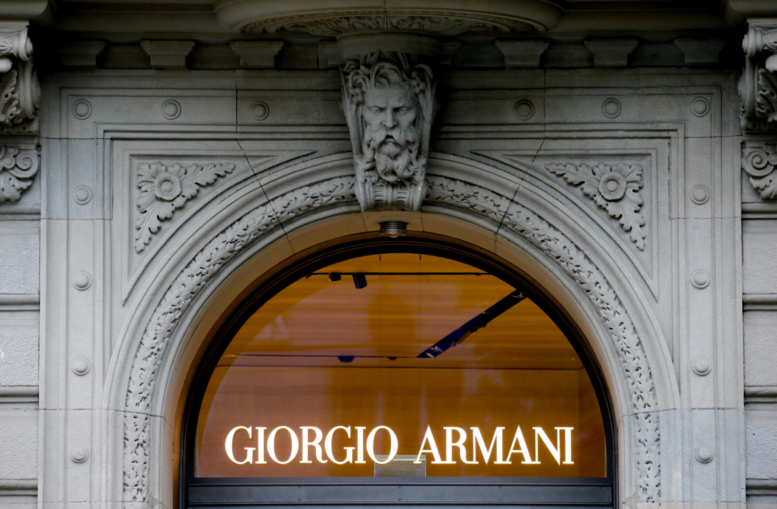 Itália | Bolsas Armani produzidas por trabalhadores chineses explorados
