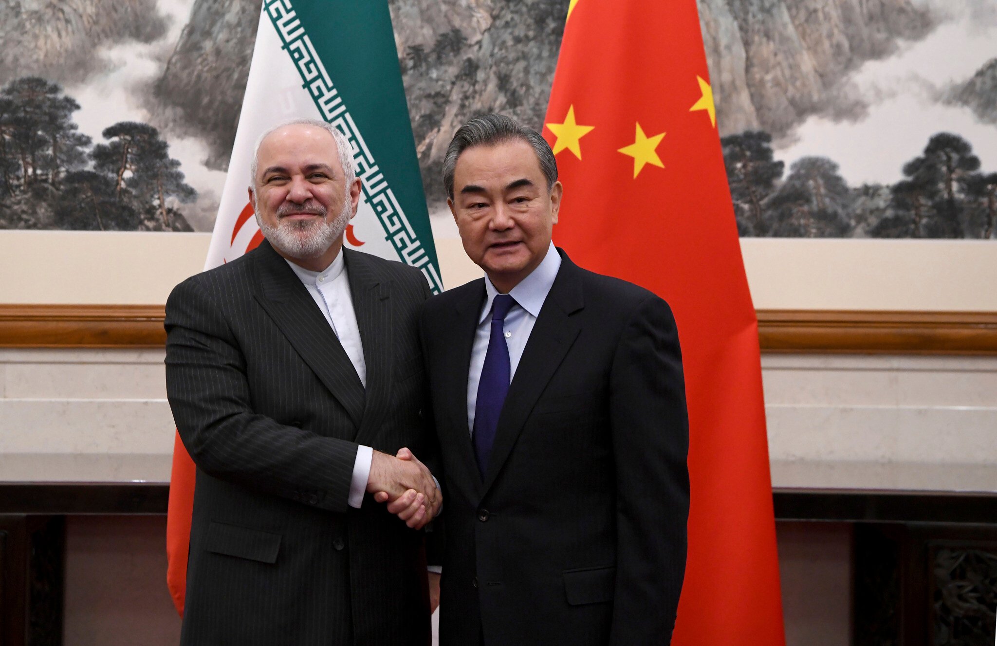China/ Irão | MNE chinês garante apoio ao país em encontro com homólogo iraniano