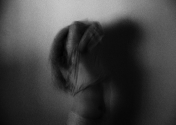 Fotografia | Livro de Ale Ruaro apresentado na Livraria Portuguesa