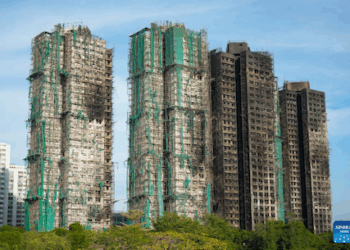 Fogo em arranha-céus de Hong Kong agravado pelos andaimes de bambu e painéis de isolamento