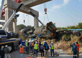 Pelo menos 25 mortos após guindaste cair sobre comboio na Tailândia
