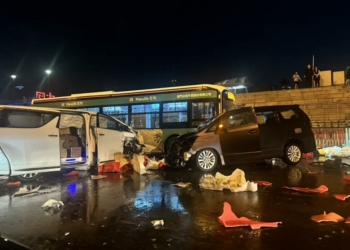 Trânsito | Acidente entre carros e autocarro causa quatro feridos