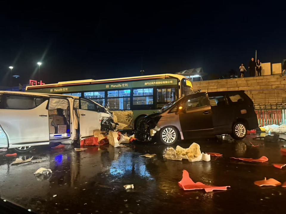 Trânsito | Acidente entre carros e autocarro causa quatro feridos