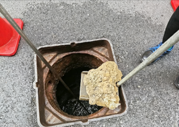Av. da Amizade | Entupimentos levam a limpeza de esgotos